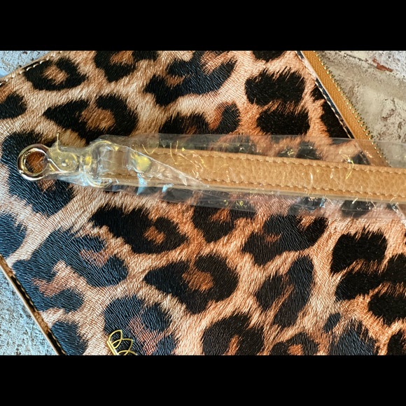 Stylish Leopard Print Wristlet in Vegan Leather - Perfect for On-the-Go Storage - Picture 6 of 12
